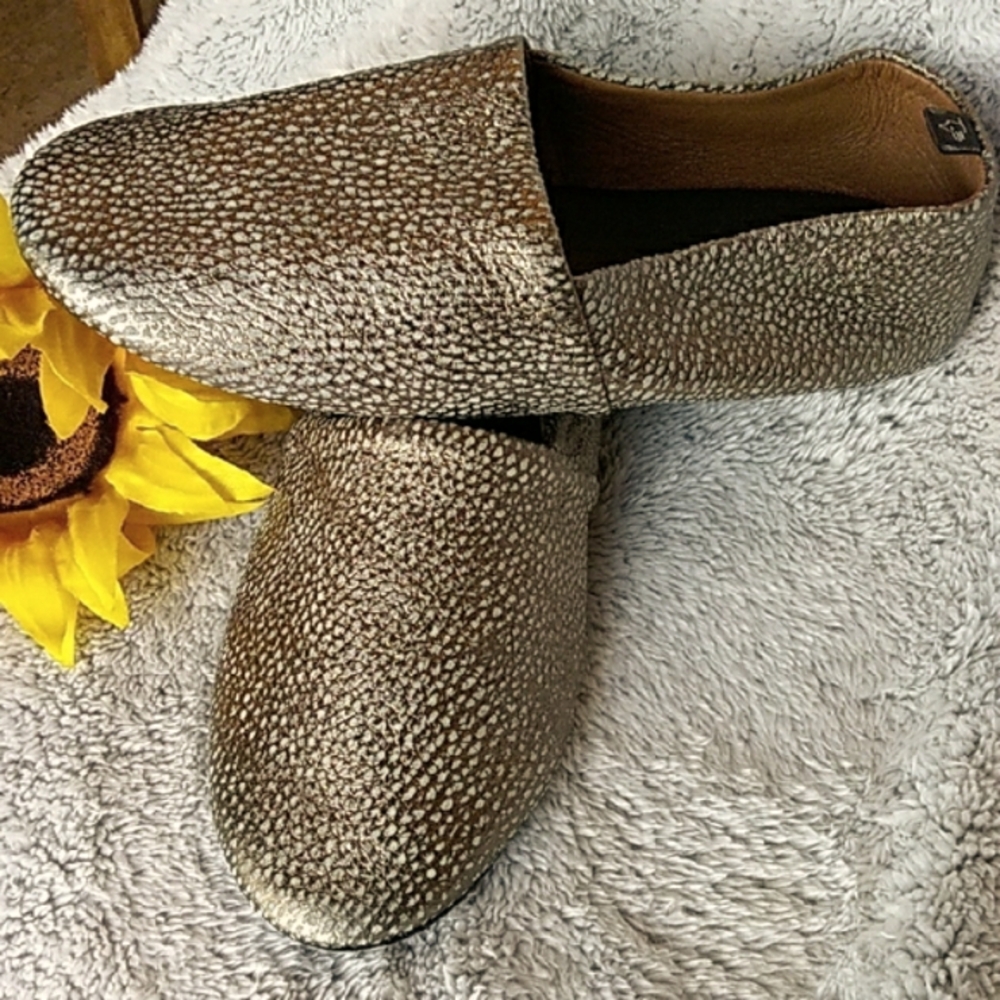 Newbark Gold/Teal Textured Loafers NWT Size 7